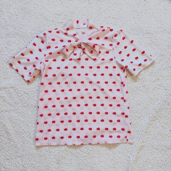 Pink short sleeved kiss mark blouse with neckbow - Picture 1 of 5